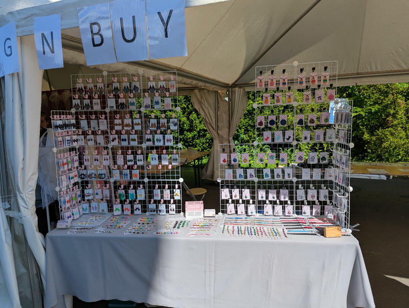 Ein Stand mit meiner Auslage in einem Zelt im Sonneschein