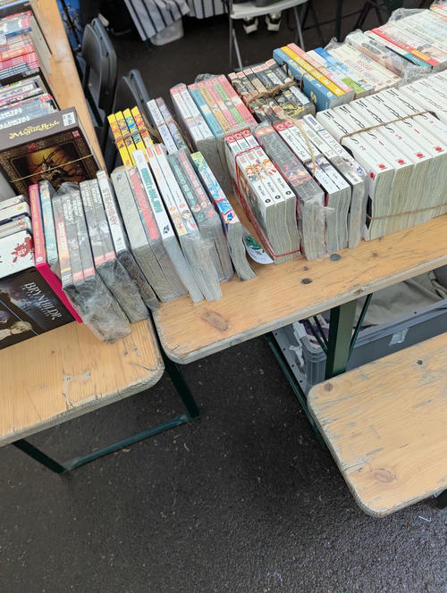 Tisch am Bring & Buy mit gewellten Manga