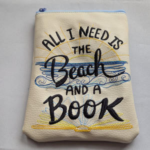 Eine Ebook-Reader-Tasche mit dem Spruch 'I only need a beach and a book'
