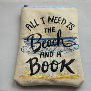 Eine Ebook-Reader-Tasche mit dem Spruch 'I only need a beach and a book'