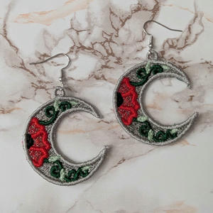 Gestickte Ohrringe aus Lace in Form einer Mondsichel