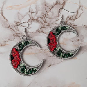 Gestickte Ohrringe aus Lace in Form einer Mondsichel